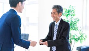 初対面で好印象を残すには？ 見た目や話し方、振る舞いのポイント