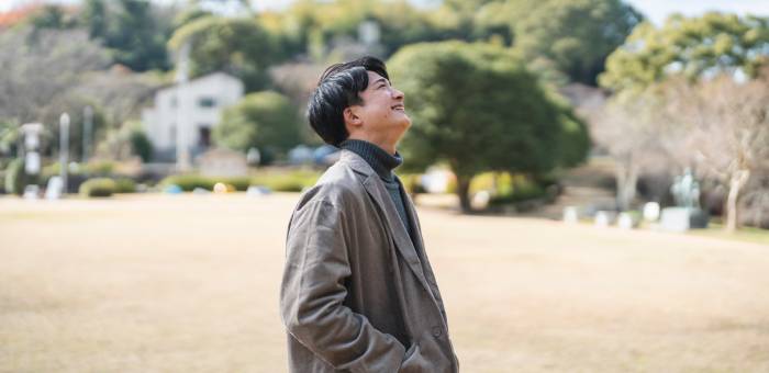 散歩する男性